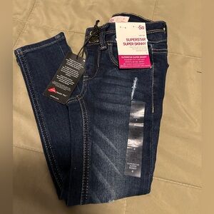 Superstar, super skinny girl jean